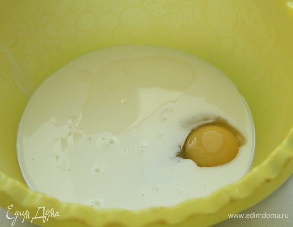 В миске смешать  яйцо,  молоко,  ванильный сахар и растительного масло.
Слегка взбить .
