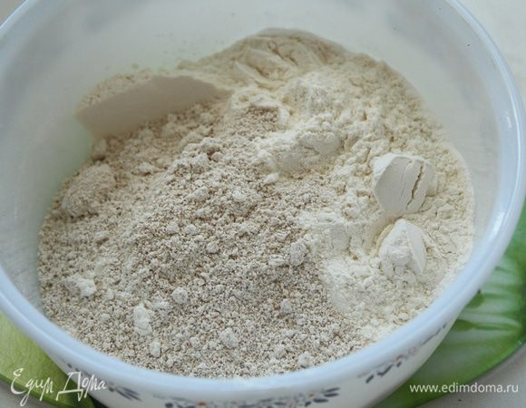 В другой миске смешать  муку,  крахмал,  соль,  разрыхлитель и сахар.