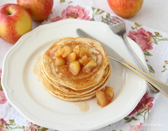 Подать готовые панкейки стопочкой полив обильно  яблочным топпингом. Приятного аппетита!