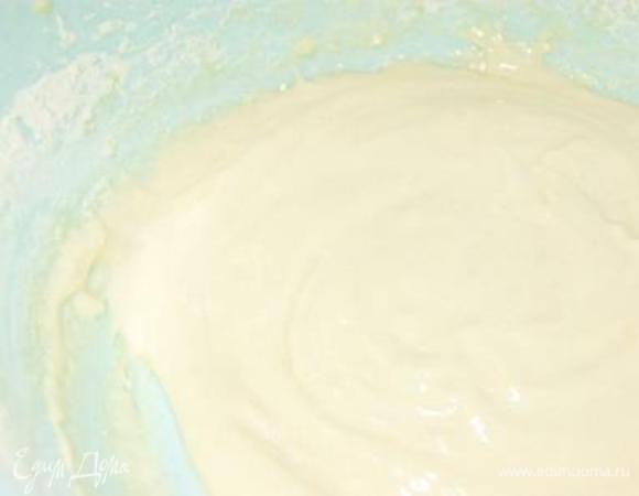 Готовим основной бисквит. Яйца разделить на белки и желтки. Желтки взбить с сахаром, добавить муку, тщательно перемешать.