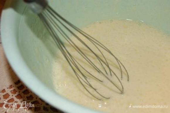 Приготовить миндальный бисквит. Яйца взбить с сахаром, добавить растопленное сливочное масло.