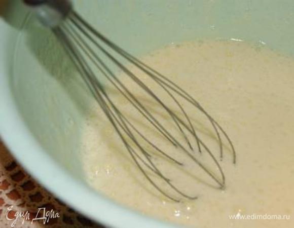 Приготовить миндальный бисквит. Яйца взбить с сахаром, добавить растопленное сливочное масло.