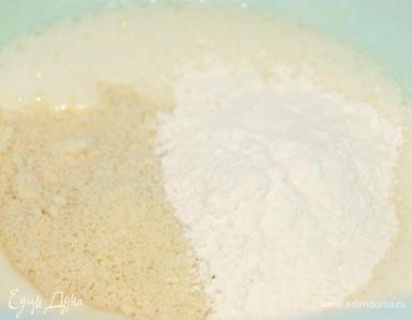 Добавить миндальную и пшеничную муку, тщательно перемешать.