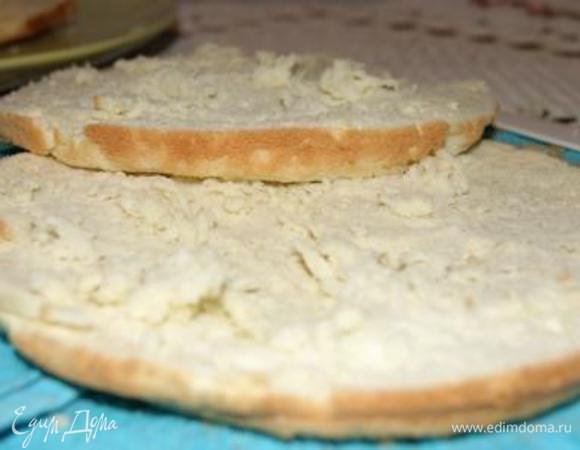 Основной бисквит разделить на два коржа.