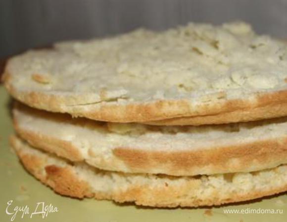 В итоге получится три коржа (2 основных+миндальный). Коржи пропитать абрикосовым сиропом.