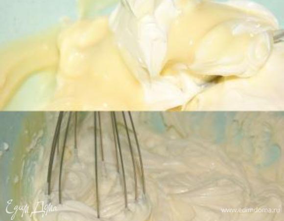 Приготовить крем. Маскарпоне смешать со сгущенным молоком.