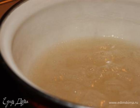 Подготовить агар-агар. 
Агар залить водой, добавить сахар. Довести до кипения, поварить 3 минуты. Получаем слегка густой сироп.