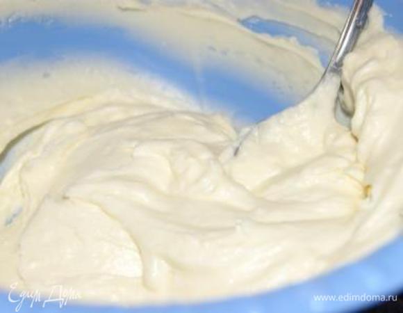 Крем разделить на три части. 
В первую часть крема добивить 2 ст.л. сиропа из агара, тщательно перемешать.