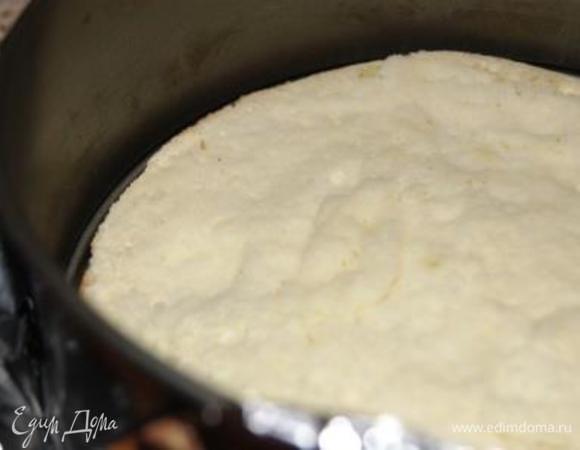 Выложить первый основной бисквит в кольцо для торта.