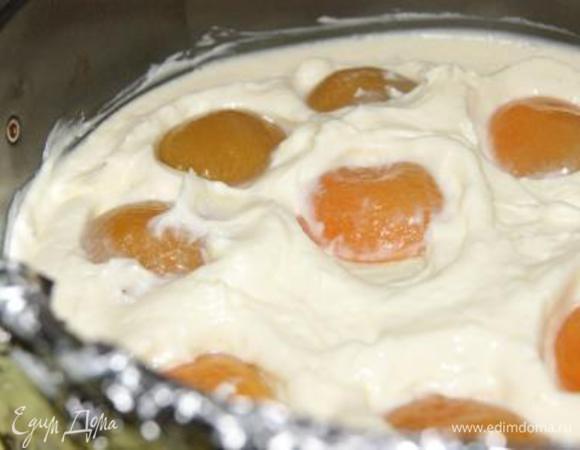 Выложить первую часть крема и половину абрикосов. Отправить в морозилку на 5-7 минут.