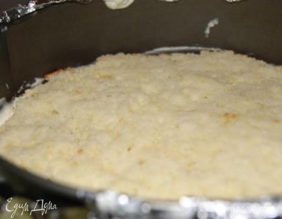 Выложить миндальный бисквит.