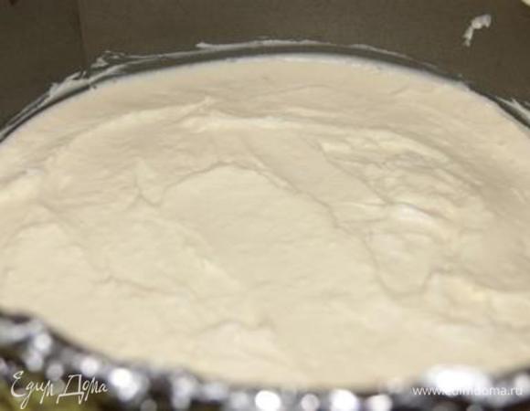 Во вторую часть крема добавить 2 ст.л. сиропа из агара. Выложить на бисквит, отправить в морозилку на 5-7 минут.