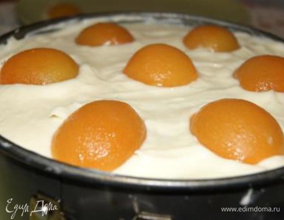 Выложить бисквит. В третью часть крема добавить сироп из агара.
Выложить на бисквит, украсить абрикосами. Отправить в морозилку на 5-7 минут.