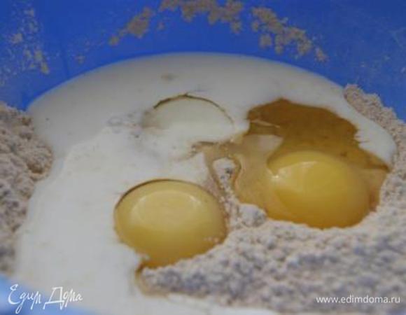 Сделать углубление в центре, влить яйца и немного молока. Слегка перемешать.