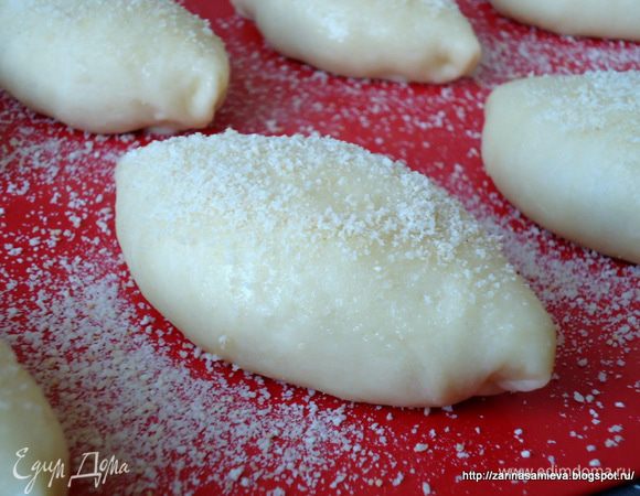 Уложить на противень смазанный маслом, дать время на подъем  20 минут, смазать желтком, разведенным с двумя ложками молока и обильно обсыпать бисквитной крошкой. 
