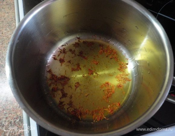 Нагреть в маленьком сотейнике коньяк и смешать его с шафраном, дать настояться пять минут и растопить вместе с коньяком сливочное масло, не доводя его до кипения.