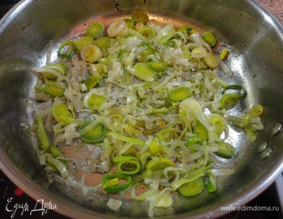 На оставшемся масле обжарить тонко нарезанный лук-порей до мягкости, посолить и поперчить.Поставить противень с окунем в духовку (180 градусов) на 10 минут. Подавать с грибами и пореем. 