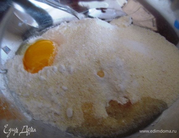 В миске смешиваем муку, манную крупу, желток, соль, сахар, оливковое мало и дрожжи.