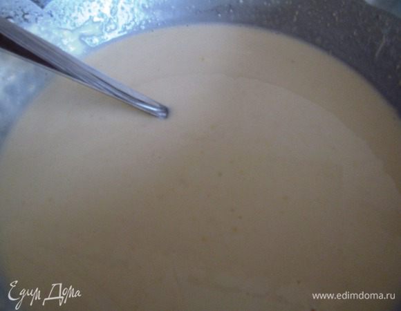 Постепенно вливаем молоко и тщательно размешиваем, чтобы не было комочков. Тесто должно быть жидким, как на обычные блины. Накрываем полотенцем и ставим в теплое место на 45 минут. Тесто НЕ ПЕРЕМЕШИВАТЬ!