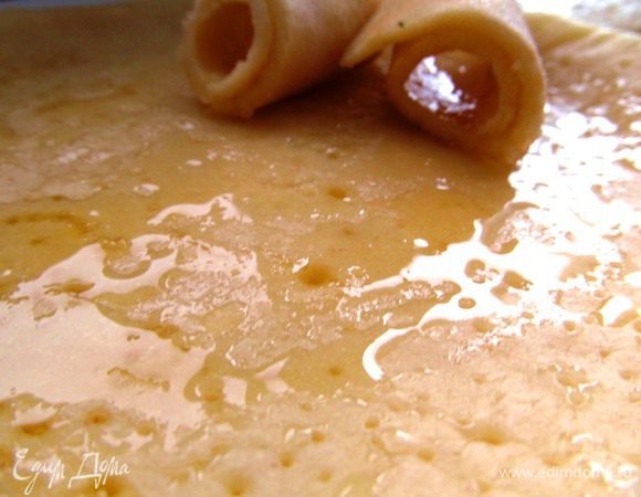 Удивительно, но раньше выпечка блинов была мужским занятием. Зятья, по традиции в пятницу, приглашали тещ в гости, и чтобы наладить контакт угощали блинами, а в подарок давали масло и мешок гречки. Так что каждый год, мы сами над тем не задумываемся, празднуем тещины вечерки.
Теплые они вкуснее, так что заранее завариваем чай и наслаждаемся!
С праздником! Весны Вам в душе, в настроении и в каждом событии!