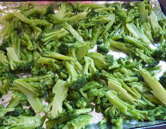 Брокколи сварить на пару до полу готовности . Разогреть гриль и установить продвинь на расстояние в 10 см от верхнего нагрева . Брокколи  перемешать с маслом , посолить и поперчить . Разложить на продвинь одним слоям и поджарить в гриле минут 7 , перемешать и ещё поджарить минут 7 . 

