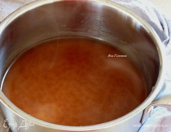 Пока готовится брокколи , в соусники смешать бульон , сою , кленовый сироп и крахмал . Выдавить чеснок . 
