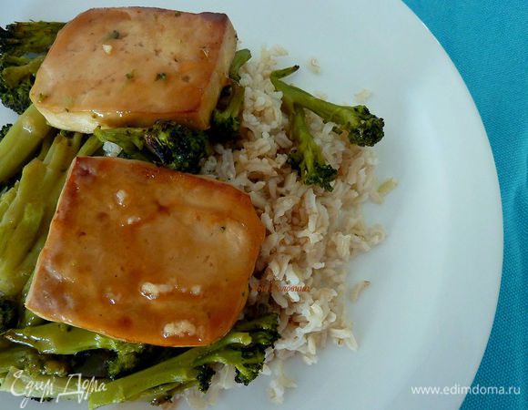 Поддавать тофу и брокколи с рисом , полить соусом .
