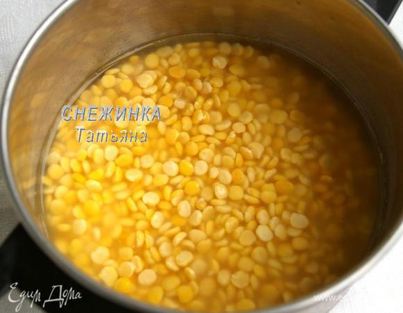 Вначале замачиваем сухой горох, предварительно хорошо промыв! Воды наливаем не очень много, в два пальца высотой вполне будет достаточно. Оставляем намокать не менее, чем на 4 часа. Затем ставим варить, в той же воде, в которой был замочен горох, так он быстрее сварится. Добавляем 1/3 ч.л. сахара. У меня осталось воды столько, как на фото, в ней и варила, немного горячей воды подлила в процессе варки.
