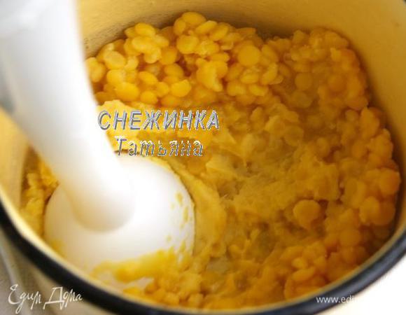 Варим горох до мягкости. Затем измельчаем блендером в пюре вместе с той жидкостью, которая осталась. Если воды слишком много (чего по идее не должно быть), отлейте.