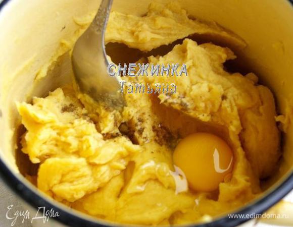 В гороховое пюре добавляем соль, молотый чёрный перец по вкусу, яйцо. Хорошо перемешиваем.