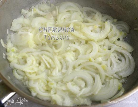 Пока приготовим луковый конфитюр. Две крупные луковицы (можно взять красные) нарезаем полукольцами. На сковороде разогреваем растительное и сливочное масло, кладём лук и обжариваем до прозрачности.