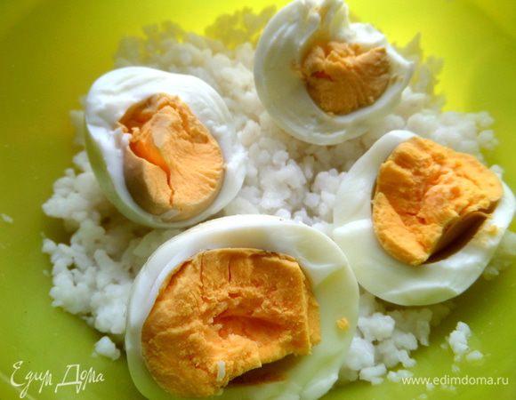 В отваренный рис добавим отварные яйца (остались от завтрака).