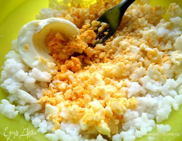 Яйца размять вилкой.