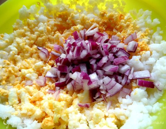Покрошить красный лук (или зелёный тоже можно).