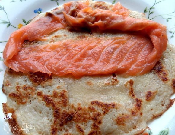 Кладём в центр блина.