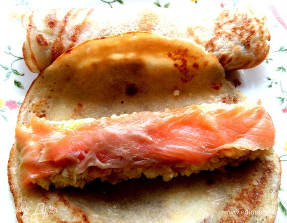 Продолжаем начинять остальные блины.