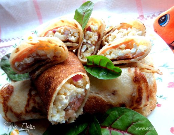 Разрезаем блины на роллы...