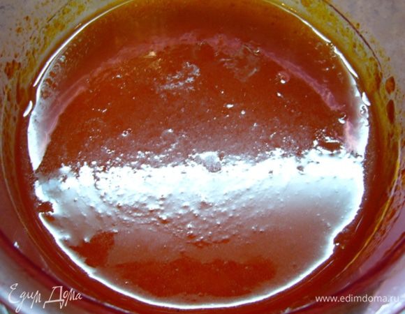 Сироп из облепихи я готовила осенью. К сожалению, фото я тогда не сделала. Этот сироп прекрасно хранится в холодильнике и не расслаивается на две фракции. 
Итак, облепиху нужно засыпать сахаром и варить на сильном огне, пока сахар не растворится. Пробить погружным блендером, пропустить через сито и охладить.
Вот и вся премудрость! А какой сироп!!!
