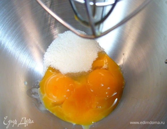 Сварить эспрессо.
Взбить желтки с 1 ст. л. сахара на максимальной скорости, пока смесь не загустеет.
