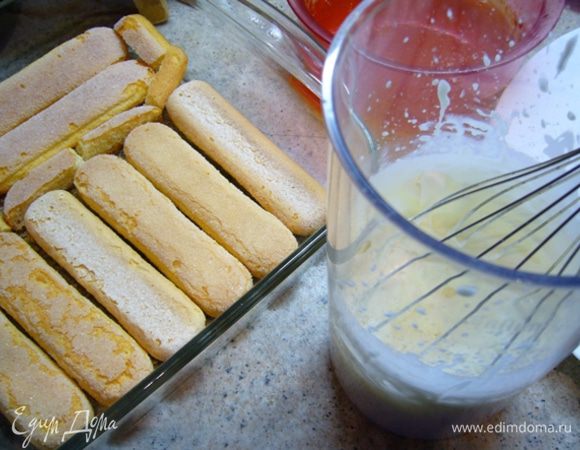 Одну ст. л. сахара добавить в сливки, взбить.
В форму выкладываем бисквит. 