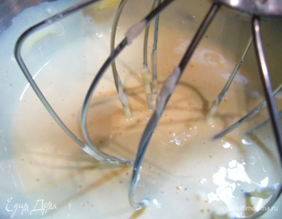 Постепенно добавлять к желткам маскарпоне.