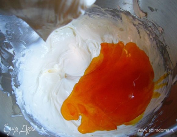 Затем по одной ложке добавить сироп из облепихи, хорошенько взбить. Ориентируйтесь на свой вкус, может быть, вам потребуется меньше сиропа.