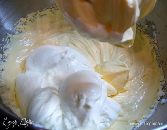 Теперь скорость миксера уменьшаем, вводим сливки.