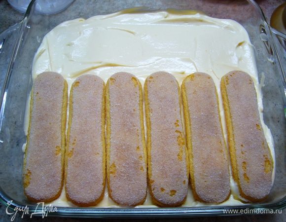 Слегка промочить савоярди кофе с ликером, но не топить!
Затем – слой крема.
Далее – снова слой бисквита, пропитать кофе, и, наконец, еще один слой крема.
Щедро посыпать  какао и поставить минимум на один час в холодильник.
