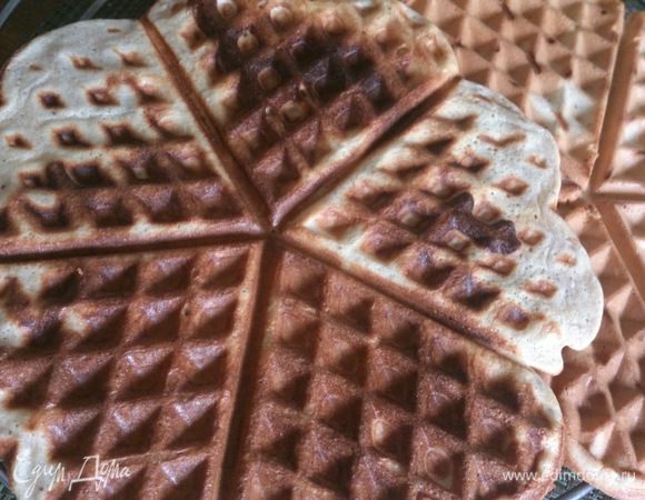 Приготовить блинчики по рецепту http://www.edimdoma.ru/retsepty/52241-mindalnye-blinchiki-na-vafelnitse и остудить.