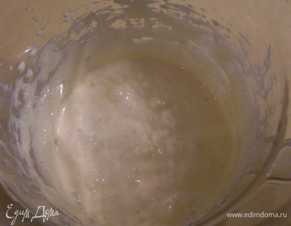 Желтки хорошо взбить с сахаром добела.
