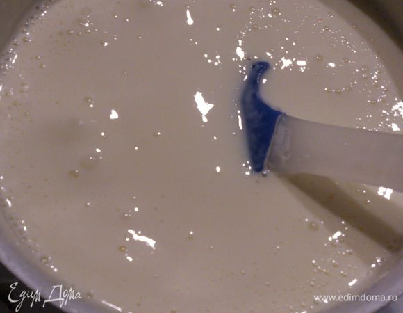 Поставить массу на огонь и помешивая довести почти до кипени. Этот момент легко определить. С поверхности должна исчезнуть пена.