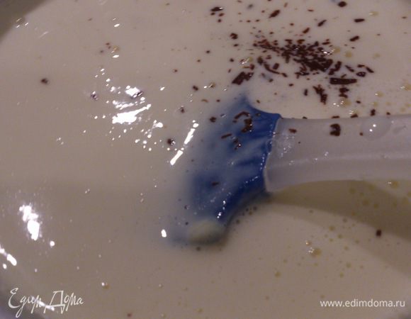 Снять с огня и добавить измельченный шоколад, который так же сразу уменьшит температуру крема.