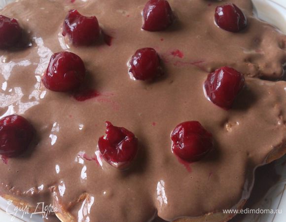 Собрать тортик, промазывя блинчики кремом и выкладывая на них вишню.