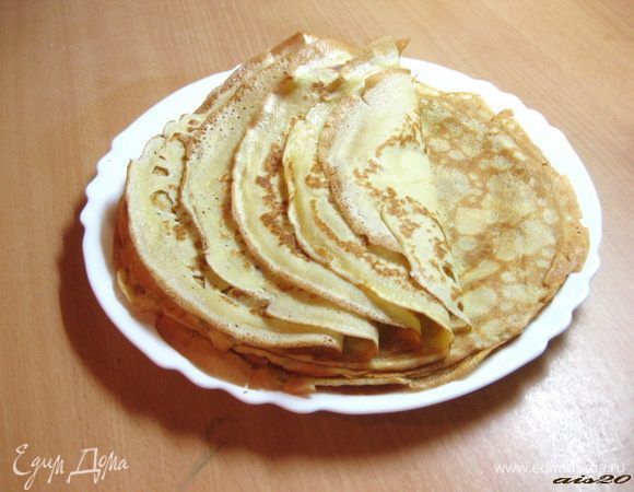 Для начала приготовим блины. Нам понадобится штук пять, но ведь блинов много не бывает, поэтому готовим сразу на пол-литра молока.
Яйца с сахаром и солью слегка взбить миксером. Продолжая взбивать, добавить стакан молока.
Всыпать всю муку сразу и хорошо размешать венчиком, чтобы не было комков. Затем, постоянно взбивая миксером, добавить оставшееся молоко.  Дать тесту настояться минут 30. 
В готовое тесто добавить растительное масло так, чтобы плавали кружки масла. Выпекать блины с двух сторон на хорошо разогретой сковороде без масла.